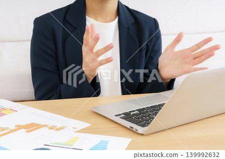 特寫鏡頭拍攝一位年輕的日本女性在筆記型電腦上進行視訊通話時的手勢。 特寫鏡頭拍攝一位年輕的日本女性在筆記型電腦上進行視訊通話時的手勢。 139992632