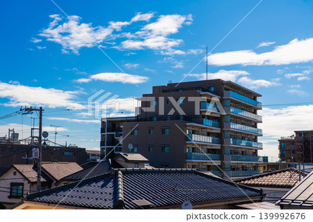 夏日清晨，陽光灑在居民區。 139992676