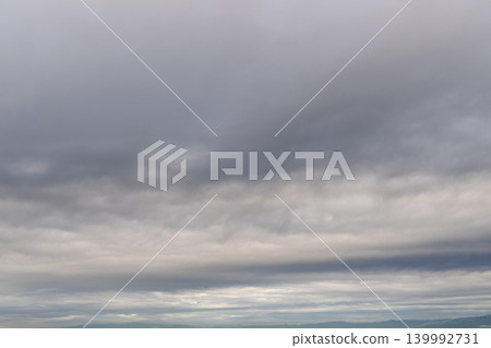 天空陰雲密布,雲層厚重而濃密。 天空陰雲密布,雲層厚重而濃密。 139992731