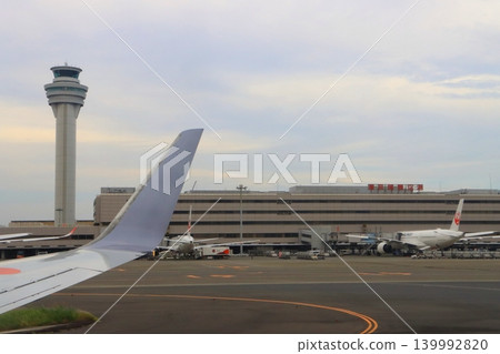 Haneda Airport/Tokyo International Airport (photographed from inside the aircraft) 139992820