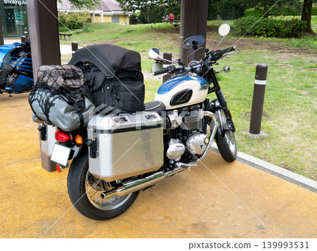 一輛大型經典款摩托車,車上裝滿了行李。 一輛大型經典款摩托車,車上裝滿了行李。 139993531
