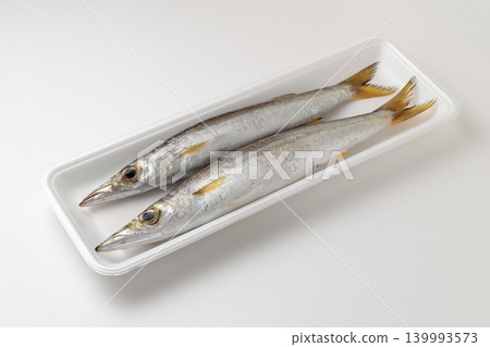 一張新鮮魚類產品的照片,照片中兩隻紅色梭魚放在托盤裡,背景為白色。 一張新鮮魚類產品的照片,照片中兩隻紅色梭魚放在托盤裡,背景為白色。 139993573
