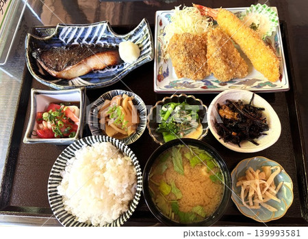 一份豪華的日式套餐,包含各種烤魚和炸物。 一份豪華的日式套餐,包含各種烤魚和炸物。 139993581