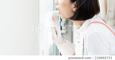 一名女子正在擦窗戶 139993731