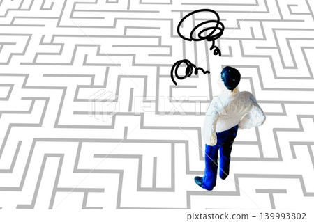 一位商人陷入迷宮，感到困惑。 139993802