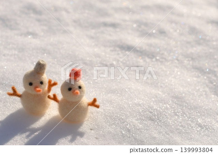 雪地上的羊毛氈雪人 雪地上的羊毛氈雪人 139993804