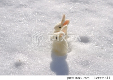 雪地上的羊毛氈兔子 139993811