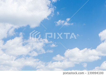 A strong spring breeze blows across the blue sky and clouds (41) 139994100
