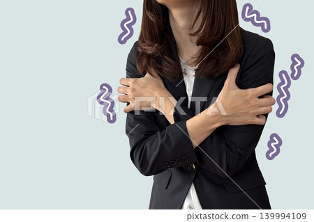 全身冰冷、瑟瑟發抖的女人 139994109