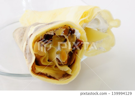 杏仁巧克力薄餅和桃子薄餅 杏仁巧克力薄餅和桃子薄餅 139994129