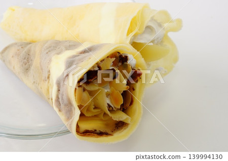 杏仁巧克力薄餅和桃子薄餅 杏仁巧克力薄餅和桃子薄餅 139994130