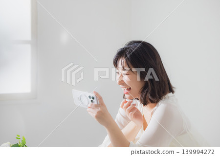 操作智能手機的女人 操作智能手機的女人 139994272