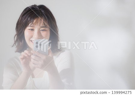 操作智能手機的女人 操作智能手機的女人 139994275