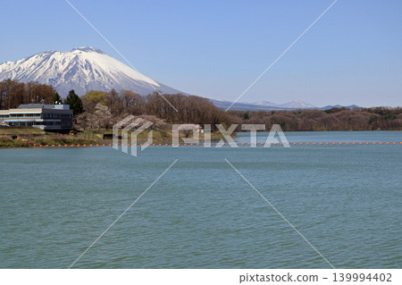從四十九田水壩堤岸眺望岩手山 從四十九田水壩堤岸眺望岩手山 139994402