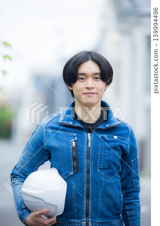 一位年輕員工正在操作智慧型手機 一位年輕員工正在操作智慧型手機 139994496