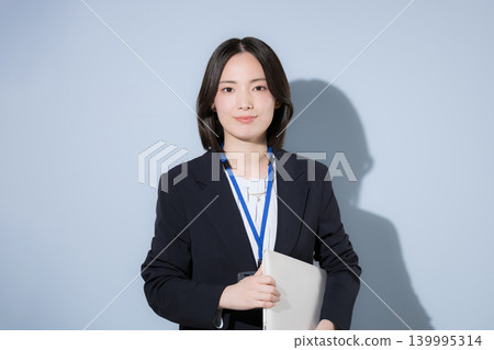 一位在商業或IT行業工作的可愛女員工的形象，表情嚴肅認真。 139995314