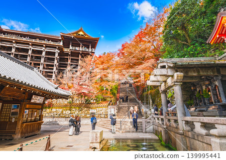 京都的秋天:清水寺,從音羽瀑布眺望清水舞台。 京都的秋天:清水寺,從音羽瀑布眺望清水舞台。 139995441