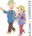 一對老年夫婦正在享受徒步旅行。 139995574