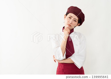 一位身穿麵包師制服的女子 139995641