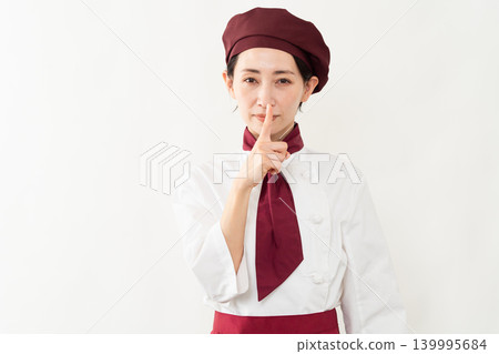 一位身穿麵包師制服的女子 一位身穿麵包師制服的女子 139995684