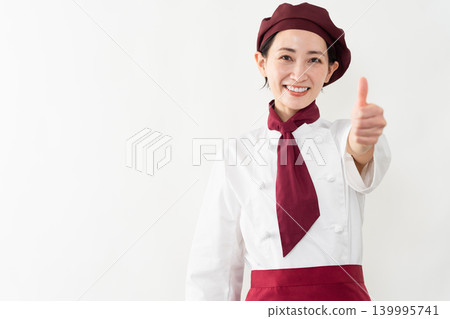 一位身穿麵包師制服的女子 139995741