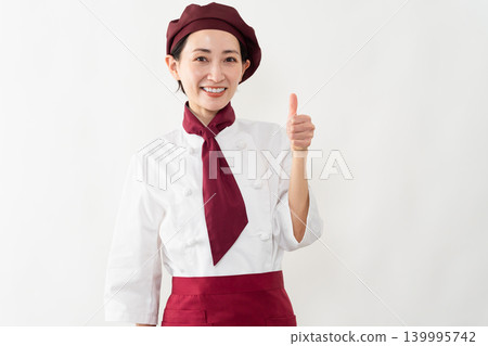一位身穿麵包師制服的女子 139995742