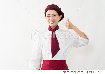 一位身穿麵包師制服的女子 139995743
