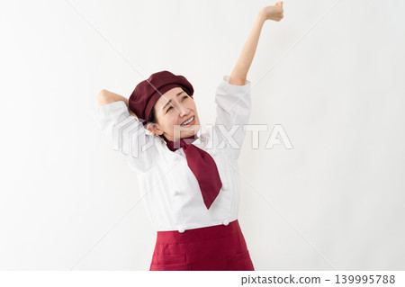 一位身穿麵包師制服的女子 139995788