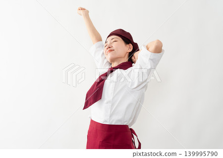 一位身穿麵包師制服的女子 139995790