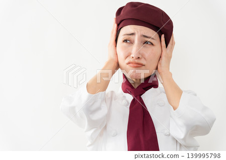 一位身穿麵包師制服的女子 139995798