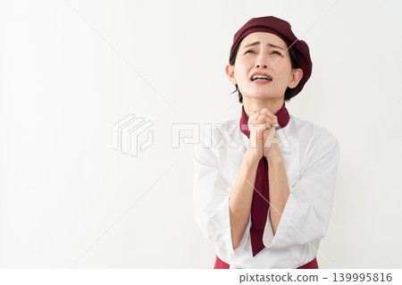 一位身穿麵包師制服的女子 139995816