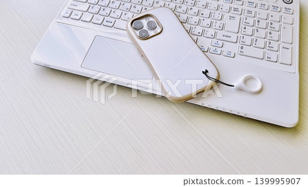 A smartphone and a computer placed on the desk 139995907