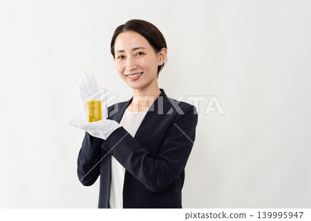 一位身著職業套裝的女士手持金錠－品牌形象 139995947
