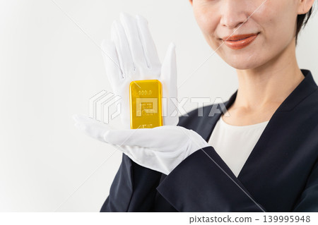 一位身著職業套裝的女士手持金錠－品牌形象 139995948