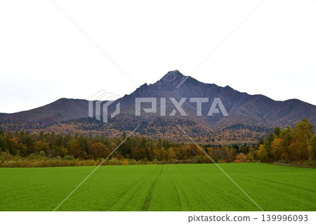 Mount Shari in October, as autumn deepens. Mount Shari in October, as autumn deepens. 139996093