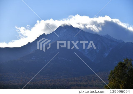 Mount Shari in October, as autumn deepens. Mount Shari in October, as autumn deepens. 139996094
