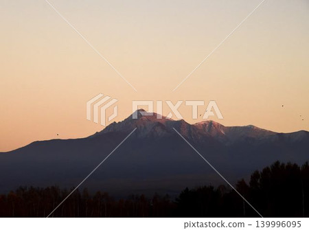 Mount Shari in October, as autumn deepens. Mount Shari in October, as autumn deepens. 139996095