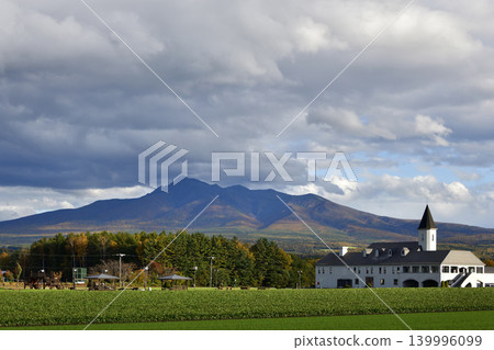Mount Shari in October, as autumn deepens. Mount Shari in October, as autumn deepens. 139996099