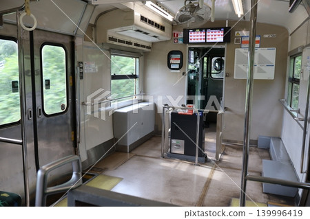 在JR山口線列車內部 在JR山口線列車內部 139996419
