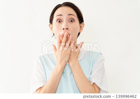 一位身穿淺藍色圍裙的女士;護理人員的形象。 一位身穿淺藍色圍裙的女士;護理人員的形象。 139996462