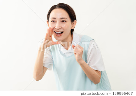 一位身穿淺藍色圍裙的女士;護理人員的形象。 一位身穿淺藍色圍裙的女士;護理人員的形象。 139996467