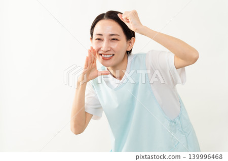 一位身穿淺藍色圍裙的女士;護理人員的形象。 一位身穿淺藍色圍裙的女士;護理人員的形象。 139996468