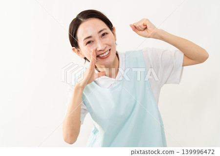 一位身穿淺藍色圍裙的女士;護理人員的形象。 一位身穿淺藍色圍裙的女士;護理人員的形象。 139996472