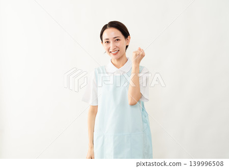 一位身穿淺藍色圍裙的女士；護理人員的形象。 139996508
