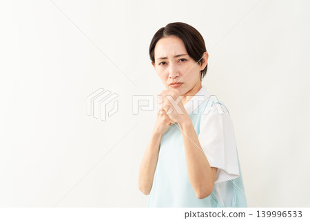 一位身穿淺藍色圍裙的女士;護理人員的形象。 一位身穿淺藍色圍裙的女士;護理人員的形象。 139996533