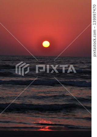 May, the setting sun over Chirihama Beach in Ishikawa Prefecture. 139997470