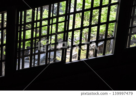 五月份,在永平寺的走廊上可以看到傾斜的窗戶。 五月份,在永平寺的走廊上可以看到傾斜的窗戶。 139997479