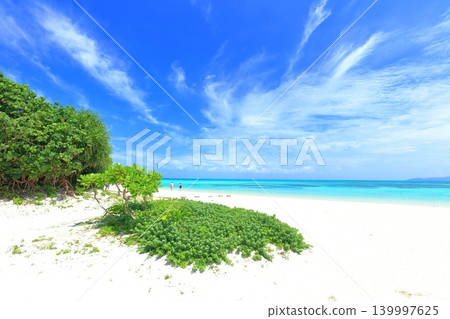 [Okinawa Prefecture] Kondoi Beach on Taketomi Island under a clear sky 139997625