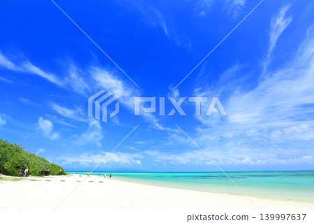 [Okinawa Prefecture] Kondoi Beach on Taketomi Island under a clear sky 139997637