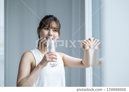 年輕女子喝水 139998008